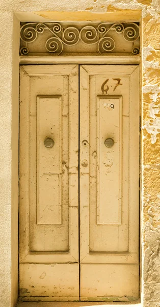 Παραδοσιακή εξωτερική πόρτα στη Μάλτα — Φωτογραφία Αρχείου