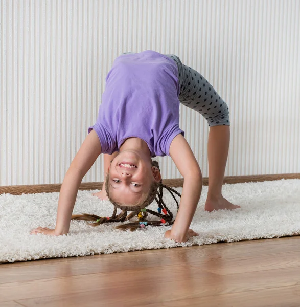 Leende liten flicka bedriver fitness — Stockfoto