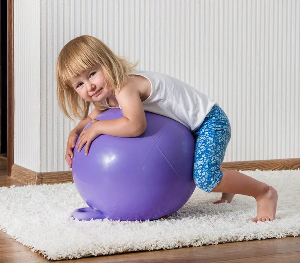 Sonriente chica en la pelota de fitness — Foto de Stock