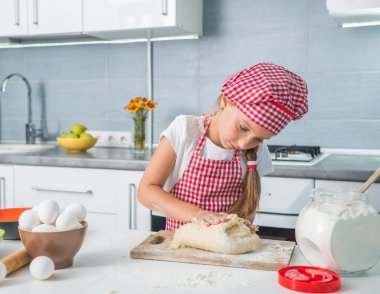 küçük kız bir hamur yoğurma