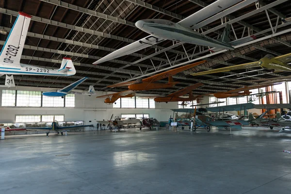 ПОЛАНД - ЮЛ, 2015: Выставочный самолет в музее авиации. Краков — стоковое фото