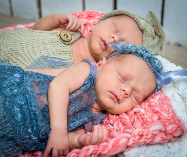 Gemelos recién nacidos l durmiendo en una cesta —  Fotos de Stock