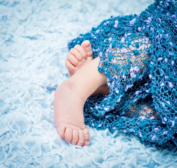 Pernas de bebê recém-nascido bonito — Fotografia de Stock