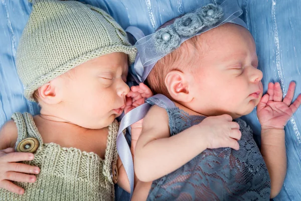 Newborn twins l sleeping in a basket — Stock Photo, Image