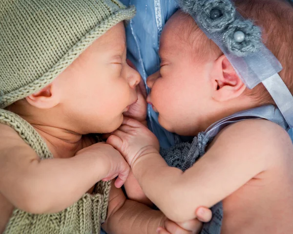 Recém-nascidos gêmeos l dormindo em uma cesta — Fotografia de Stock
