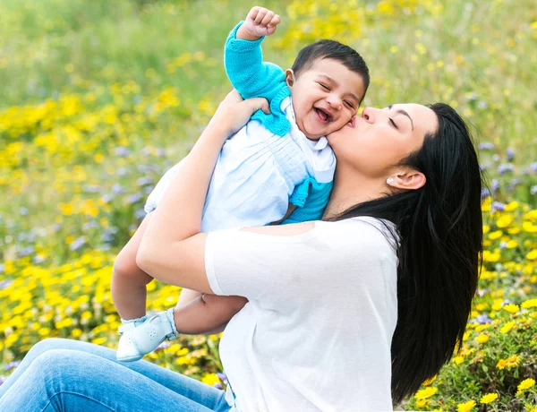 Giovane madre che gioca con il suo bambino — Foto Stock