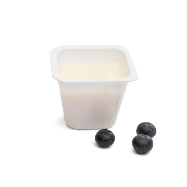 Iogurte de mirtilo em plástico — Fotografia de Stock