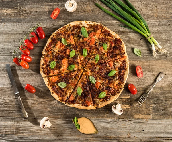 Vegetarische pizza met champignons — Stockfoto