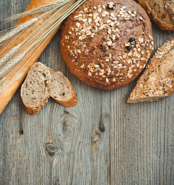 Tahta bir arka planda ekmek