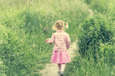 çayır üzerinde sevimli küçük kız 