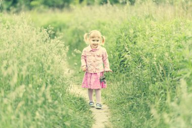 çayır üzerinde sevimli küçük kız 