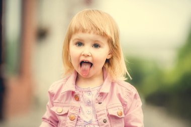 Güzel kız dil yakın gösterilen