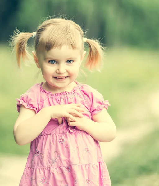 Schattig klein meisje op de weide — Stockfoto