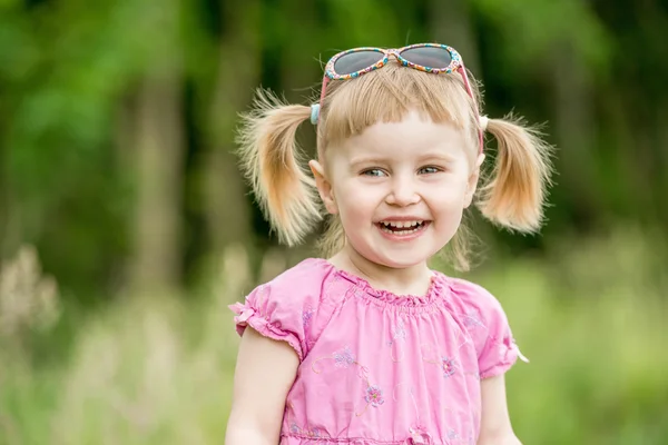 Menina bonito no prado — Fotografia de Stock