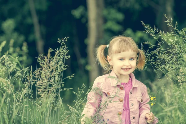 Schattig klein meisje op het bos — Stockfoto
