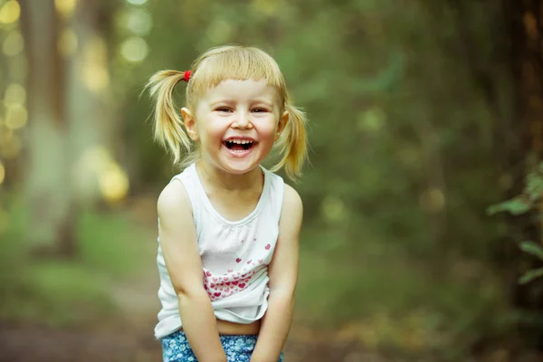 Petite fille mignonne sur la prairie — Photo