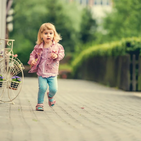 Lilla söta tjejen kör — Stockfoto