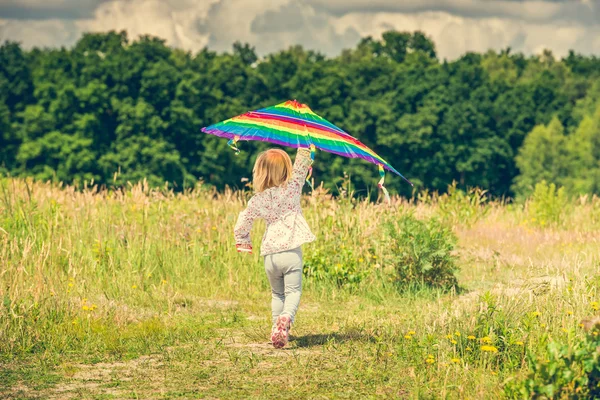 Schattig meisje vliegen een vlieger — Stockfoto