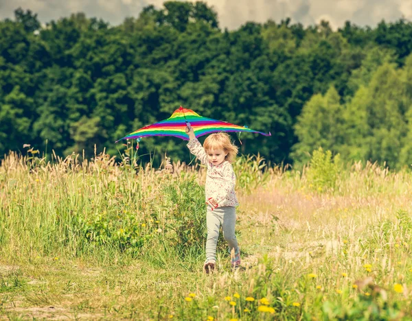 Bir uçurtma uçan küçük şirin kız — Stok fotoğraf