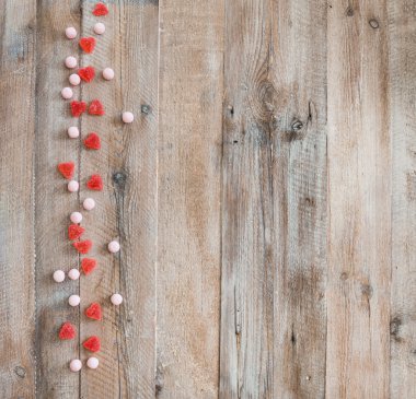 Tahta arka planda çeşitli şekerler 