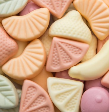 Tahta arka planda çeşitli şekerler 