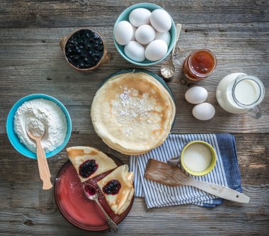 Rus puncakes ve malzemeler