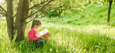 Sevimli küçük kız kitap okumak