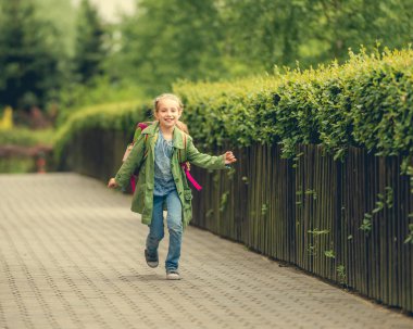  küçük kız okuldan evine