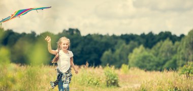 bir uçurtma uçan küçük şirin kız 