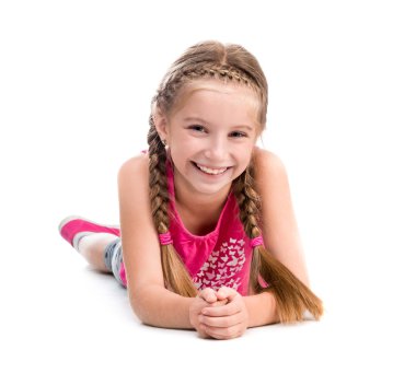 Yerde yatarken gülümseyen küçük kız