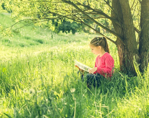 Petite fille mignonne lire le livre — Photo