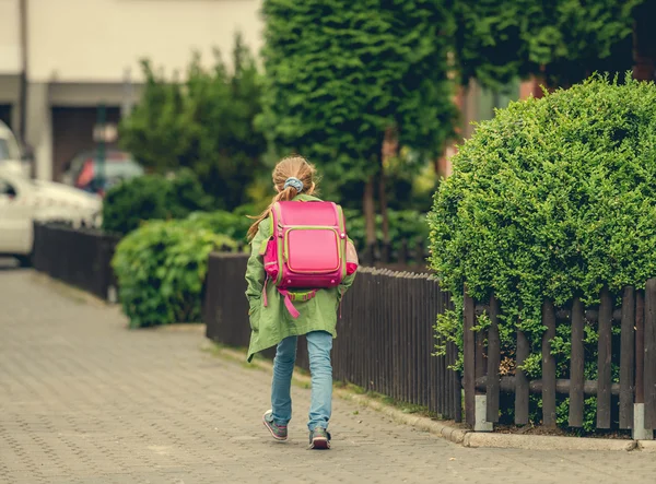 Kleines Mädchen mit Rucksack auf dem Schulweg — Stockfoto