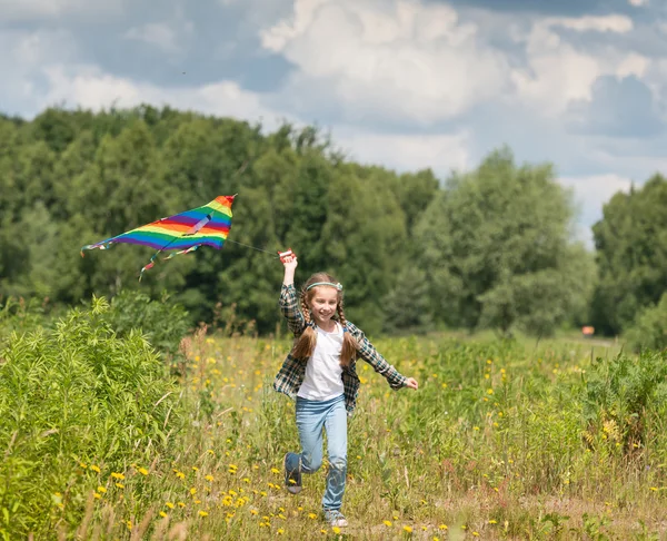 Pequeña linda chica volando una cometa —  Fotos de Stock