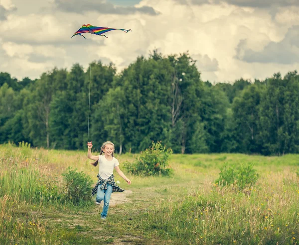 Lilla söta tjejen flyger en drake — Stockfoto