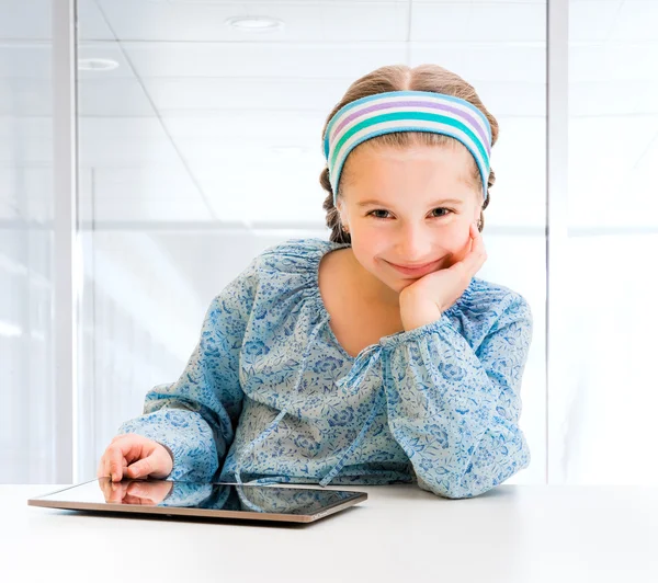 Маленька дівчинка і її чарівний планшет — стокове фото