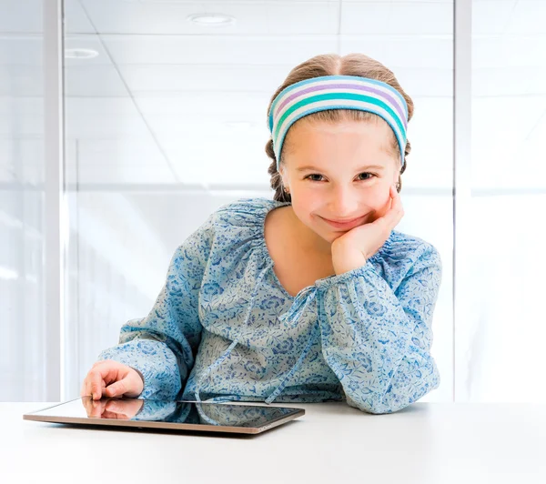 Kleines Mädchen und ihre magische Tablette — Stockfoto