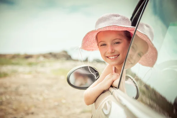 Маленькая девочка путешествует на машине — стоковое фото