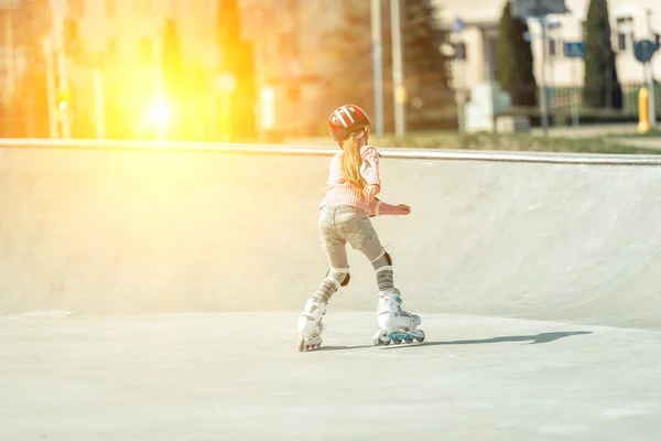 Petite jolie fille sur patins à roulettes — Photo