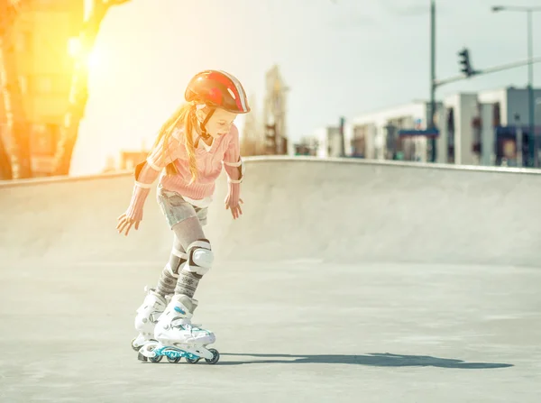 Маленька красива дівчинка на роликових ковзанах — стокове фото