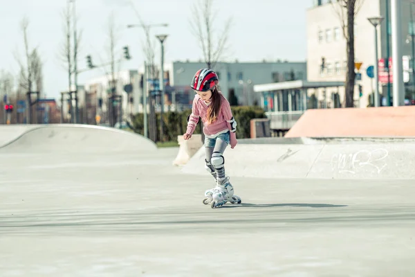 Niña bonita en patines —  Fotos de Stock