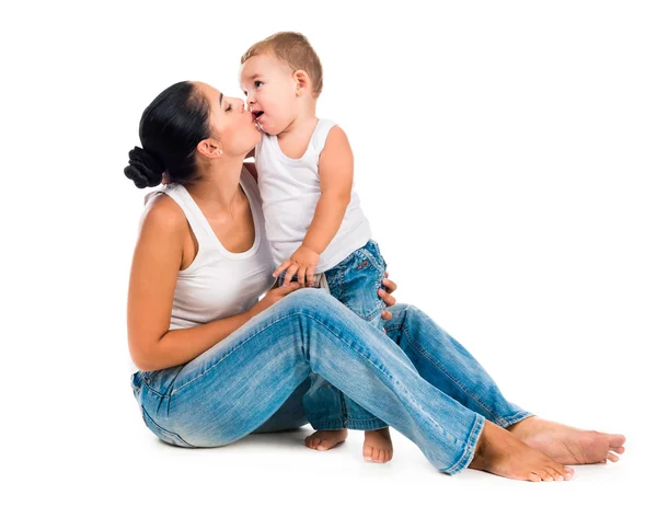 Madre e hijo besándose — Foto de Stock