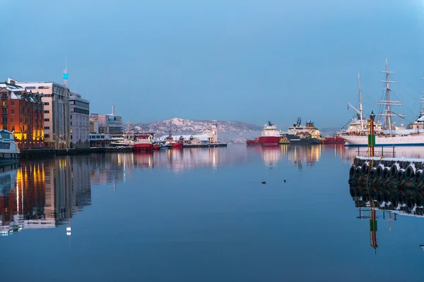 Aan de kust met schepen in winter Bergen — Stockfoto