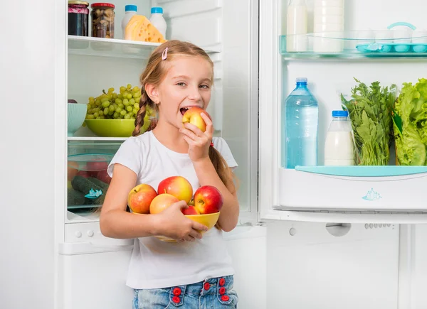 Liten flicka bitande apple — Stockfoto