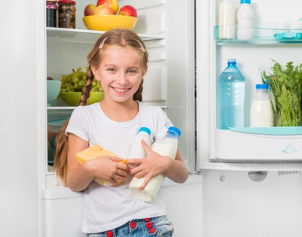 Bambina con formaggio e latte in mano — Foto Stock