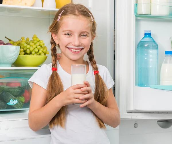 Kislány kezében egy pohár tejjel — Stock Fotó