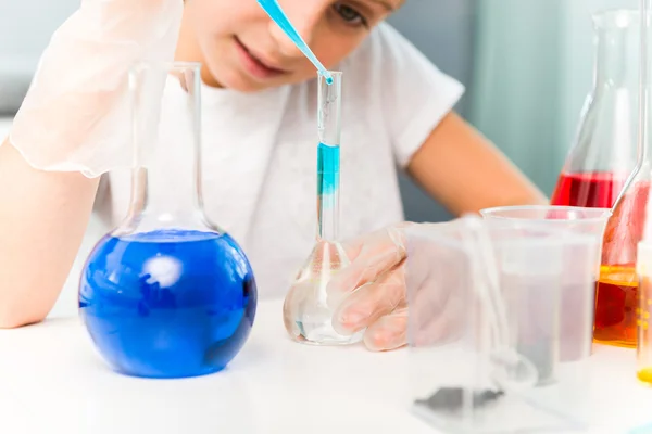 Menina com frascos para química — Fotografia de Stock