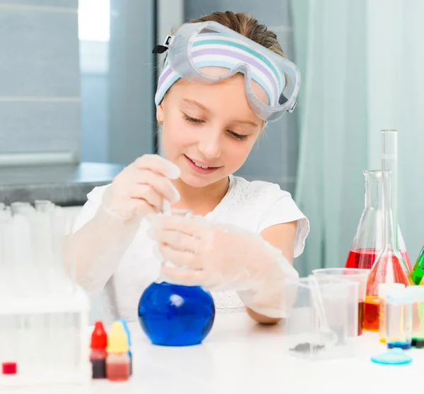 Kleines Mädchen mit Fläschchen für Chemie — Stockfoto