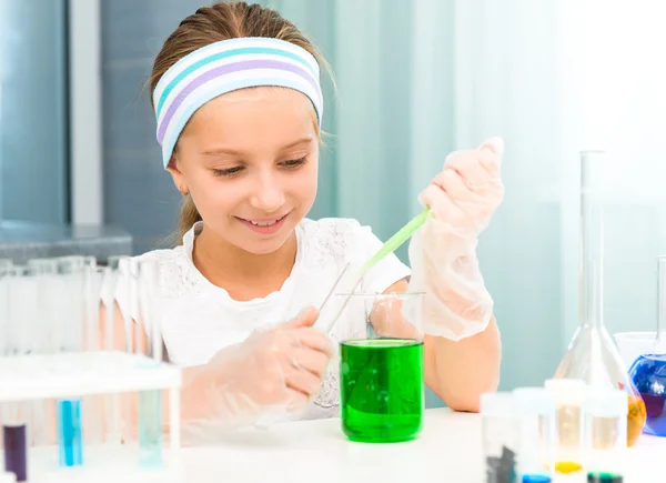 Kleines Mädchen mit Fläschchen für Chemie — Stockfoto