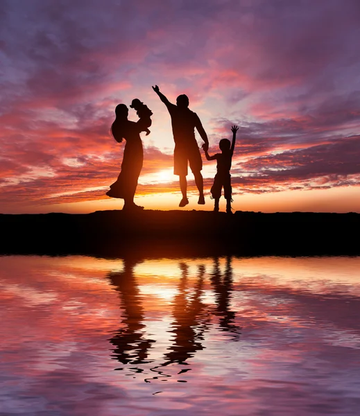 Silhouetten van gelukkige familie — Stockfoto