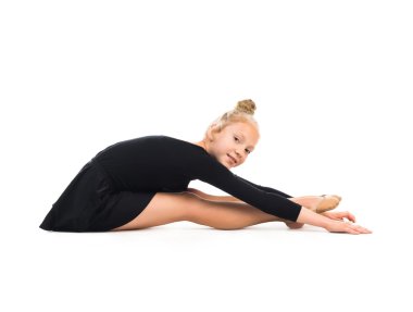 yere uzanan küçük jimnastikçi